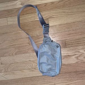 Lululemon Everywhere Belt Bag Large - silver